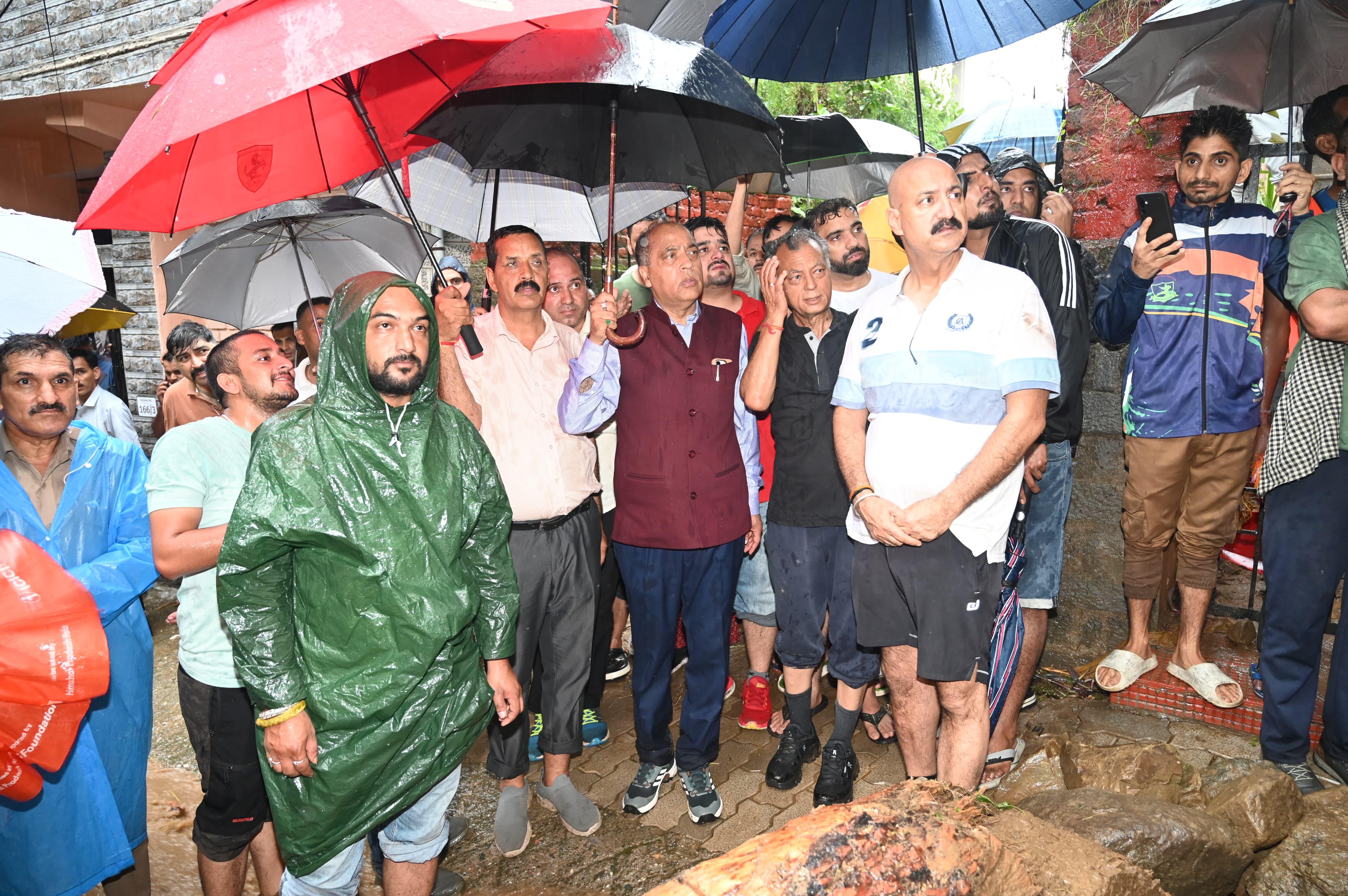 मंडी में बारिश से हुए नुक्सान का जायजा लेते हुए जयराम ठाकुर। मंडी में बारिश से हुए नुक्सान का जायजा लेते हुए जयराम ठाकुर।