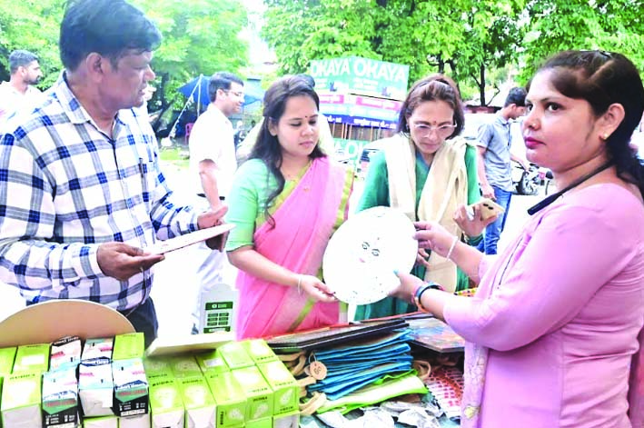 हाट का जायजा लेती सीडीओ हाट का जायजा लेती सीडीओ