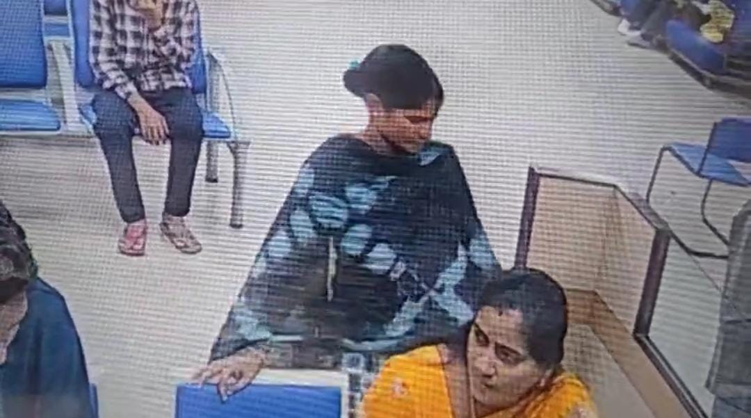 कोरबा :बैंक में चालबाजी: महिला के पर्स से 40 हजार रुपये पार कोरबा :बैंक में चालबाजी: महिला के पर्स से 40 हजार रुपये पार