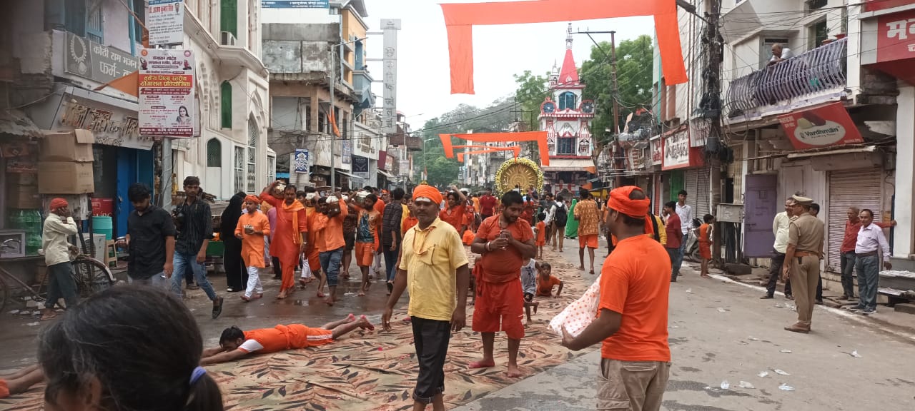 दंडवत लेटकर जलाभिषेक के लिए जाते हुए भक्त