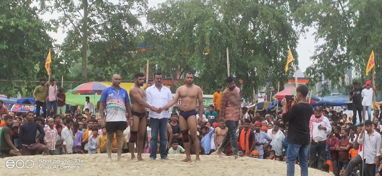 दंगल प्रतियोगिता का उद्घाटन करते अतिथि दंगल प्रतियोगिता का उद्घाटन करते अतिथि