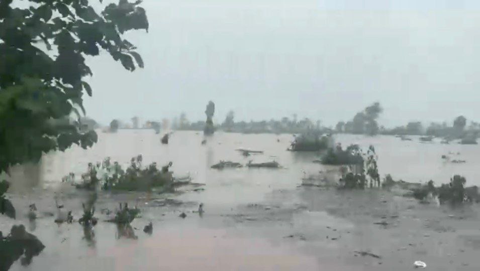 दमोह-ब्यारमा नदी में भारी उफान,क्षेत्र में अनेक ग्राम बाढ की चपेट में आये दमोह-ब्यारमा नदी में भारी उफान,क्षेत्र में अनेक ग्राम बाढ की चपेट में आये