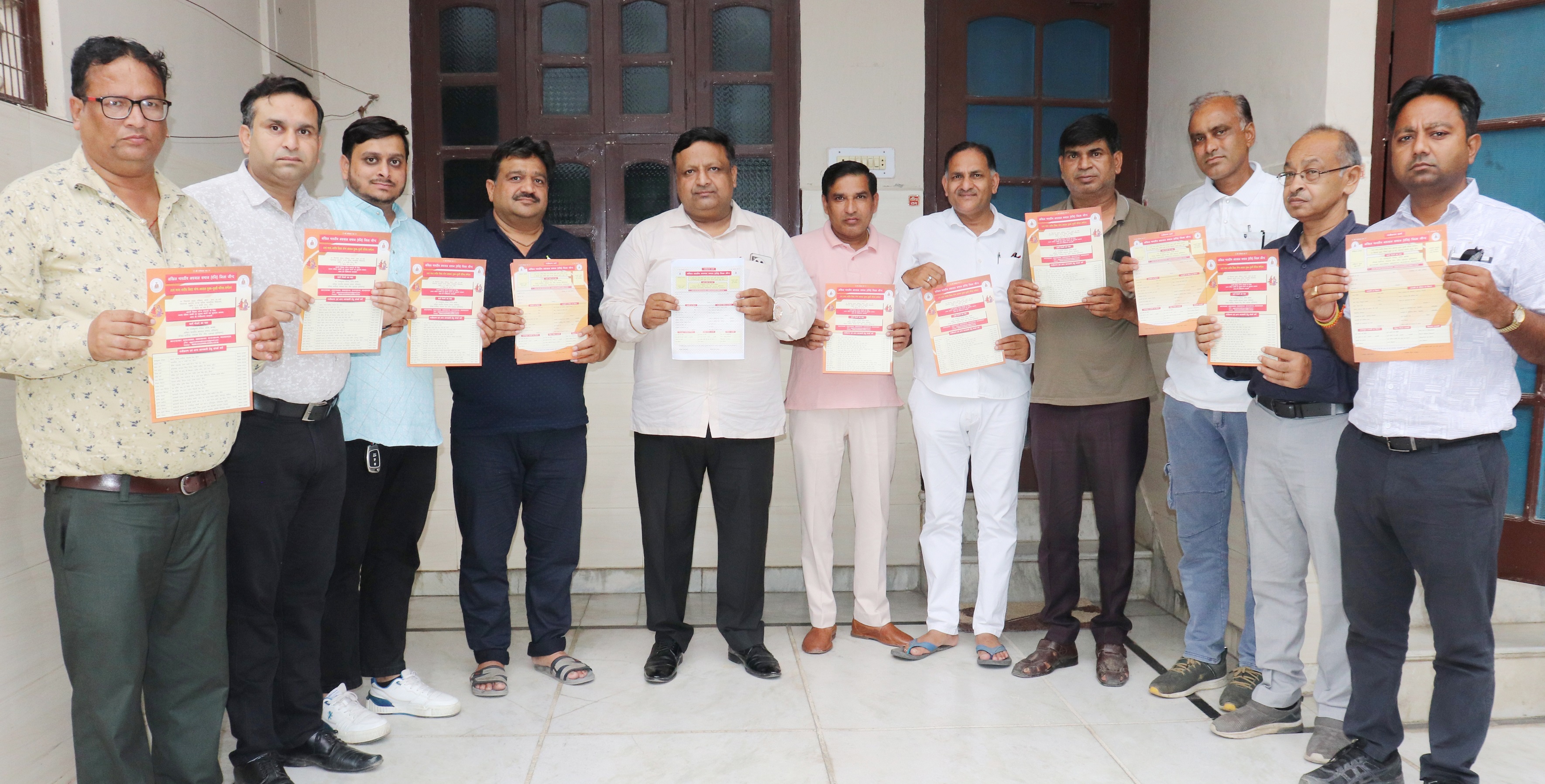 पंजीकरण फार्म लांच करते अग्रवाल समाज के प्रदेश अध्यक्ष राजकुमार गोयल व अन्य पदाधिकारीगण। पंजीकरण फार्म लांच करते अग्रवाल समाज के प्रदेश अध्यक्ष राजकुमार गोयल व अन्य पदाधिकारीगण।
