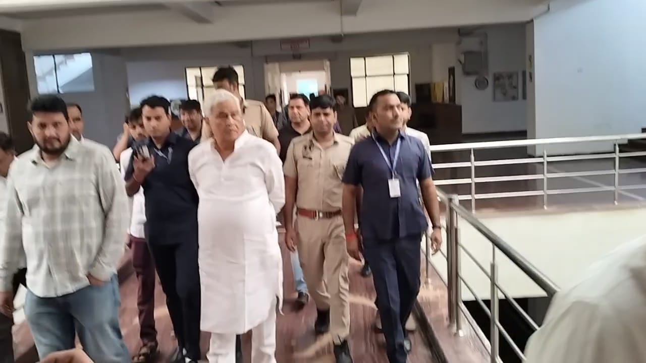 चित्तौड़गढ़ मेवाड़ यूनिवर्सिटी का निरीक्षण करते कृषि मंत्री किरोड़ीलाल मीणा।