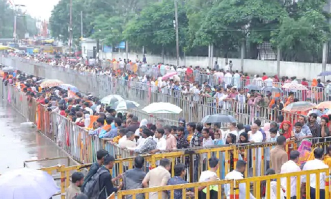 दर्शन के लिए लगी लम्बी-लम्बी कतारें दर्शन के लिए लगी लम्बी-लम्बी कतारें