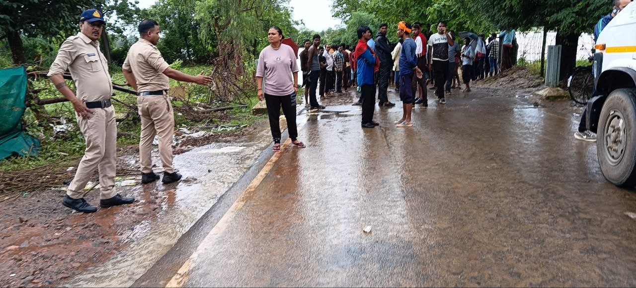 दमोह-ब्यारमा नदी में भारी उफान,क्षेत्र में अनेक ग्राम बाढ की चपेट में आये दमोह-ब्यारमा नदी में भारी उफान,क्षेत्र में अनेक ग्राम बाढ की चपेट में आये
