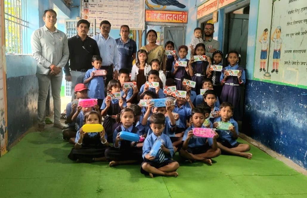 कलारतराई स्कूल में बच्चों के साथ खड़े हुए पालक व अन्य। कलारतराई स्कूल में बच्चों के साथ खड़े हुए पालक व अन्य।