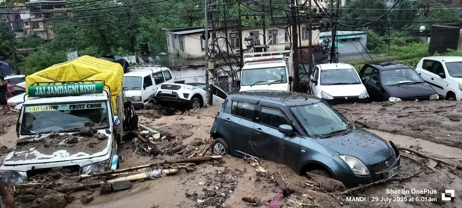 मंडी में बादल फटने से आए पानी से मलबे में दबी गाड़ियां मंडी में बादल फटने से आए पानी से मलबे में दबी गाड़ियां