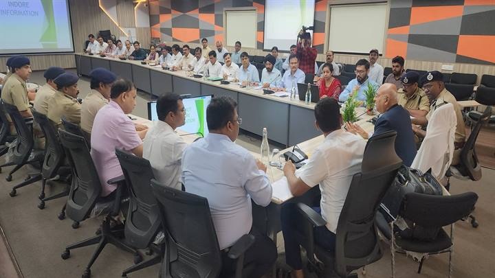 सुप्रीम कोर्ट की सड़क सुरक्षा समिति के अध्यक्ष न्यायमूर्ति अभय मनोहर सप्रे ने इंदौर में ली जिला सड़क सुरक्षा समिति की बैठक सुप्रीम कोर्ट की सड़क सुरक्षा समिति के अध्यक्ष न्यायमूर्ति अभय मनोहर सप्रे ने इंदौर में ली जिला सड़क सुरक्षा समिति की बैठक