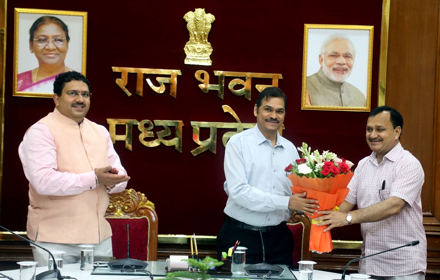 राज्यपाल के अपर मुख्य सचिव के.सी. गुप्ता को दी विदाई राज्यपाल के अपर मुख्य सचिव के.सी. गुप्ता को दी विदाई