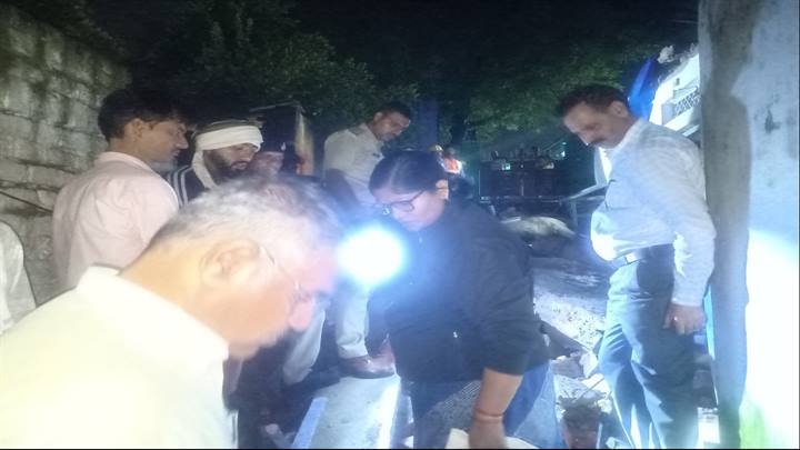 ग्वालियर में 40 साल पुराने मकान का छज्जा गिरने से दो लोगों की मौत ग्वालियर में 40 साल पुराने मकान का छज्जा गिरने से दो लोगों की मौत