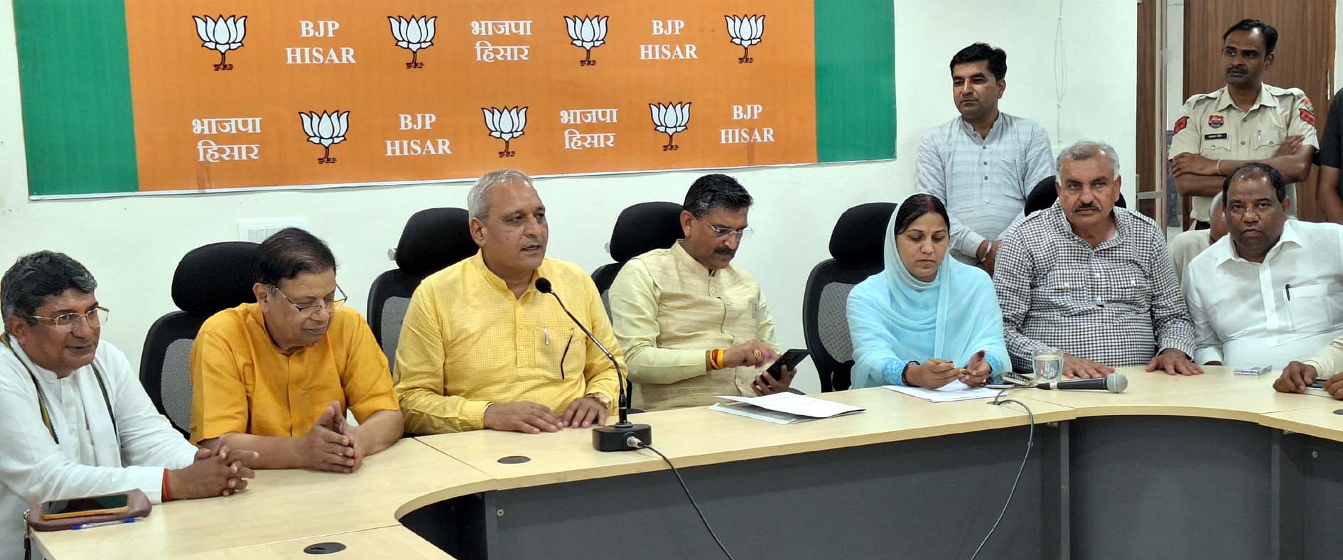 बैठक में उपस्थित मंत्री कृष्ण बेदी एवं अन्य नेता। बैठक में उपस्थित मंत्री कृष्ण बेदी एवं अन्य नेता।