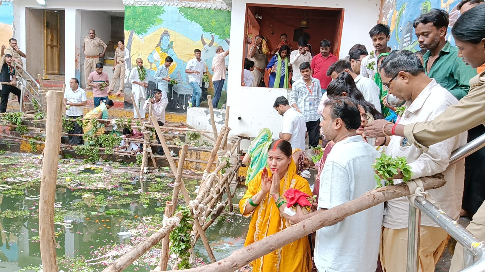 नागकूप पर उमड़े श्रद्धालु नागकूप पर उमड़े श्रद्धालु