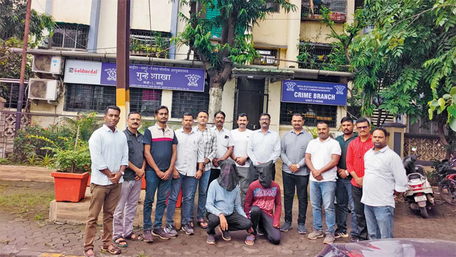 फोटो:वसई में मां की हत्या में शामिल दो आरोपितों सहित जांच कर रही पुलिस टीम फोटो:वसई में मां की हत्या में शामिल दो आरोपितों सहित जांच कर रही पुलिस टीम