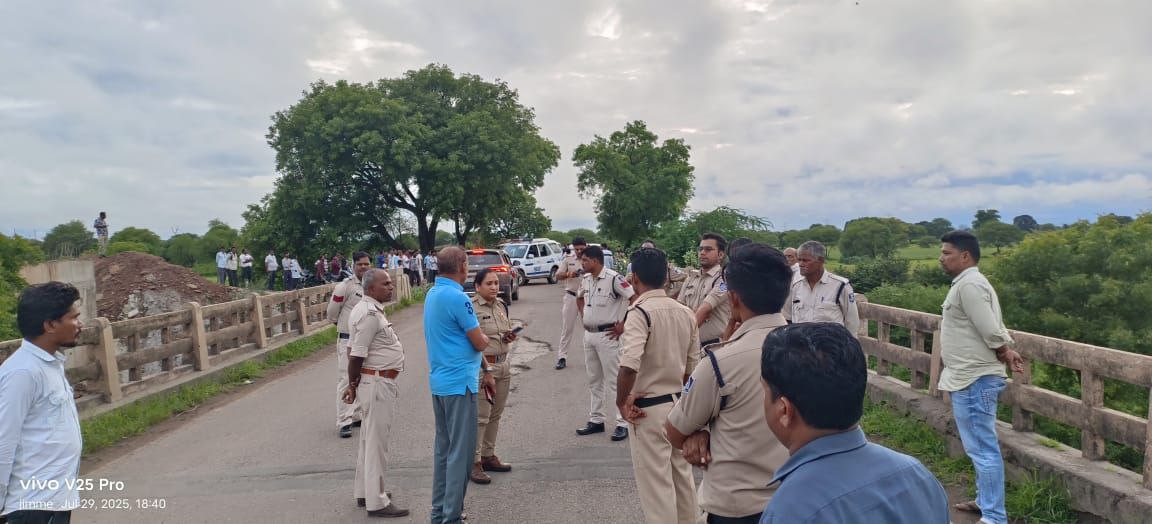 दमोह-व्यारमा नदी पर बना पुल छतिग्रस्त घोषित कलेक्टर ने बताये वैकल्पिक मार्ग दमोह-व्यारमा नदी पर बना पुल छतिग्रस्त घोषित कलेक्टर ने बताये वैकल्पिक मार्ग