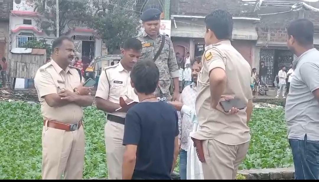 छानबीन करती पुलिस छानबीन करती पुलिस