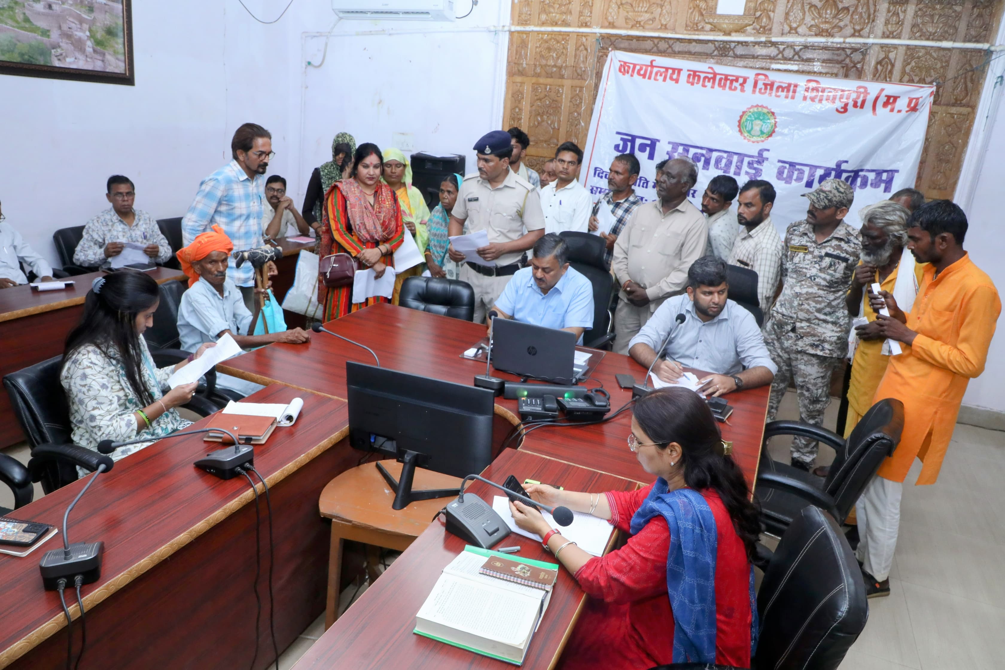 कलेक्टर ने प्रत्येक आवेदक की समस्या को गंभीरता से सुना कलेक्टर ने प्रत्येक आवेदक की समस्या को गंभीरता से सुना