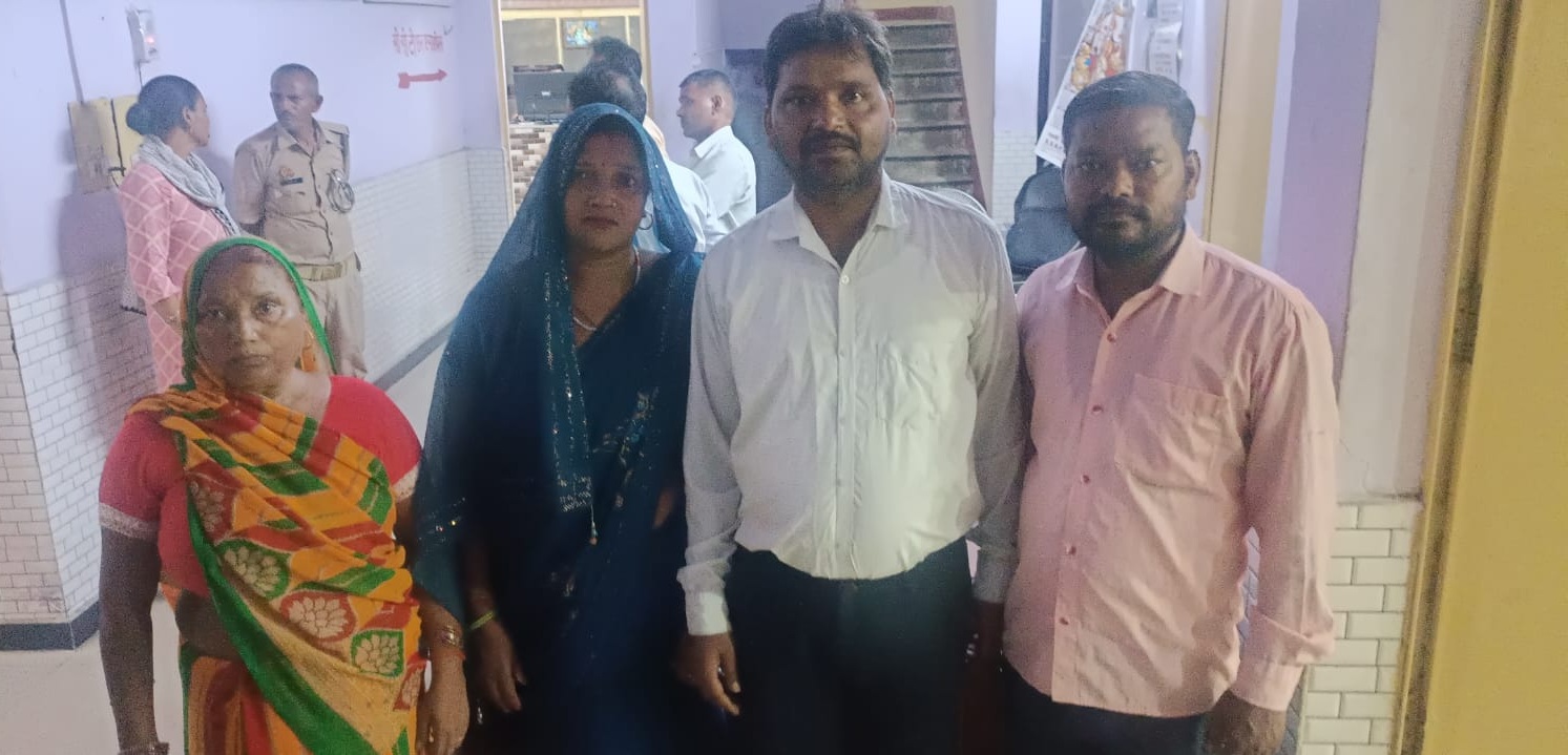 परिजनों के सुपुर्द करती पुलिस परिजनों के सुपुर्द करती पुलिस