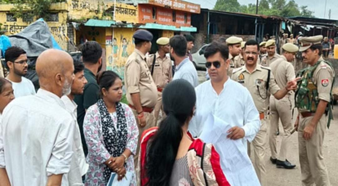 मंडी सचिव के साथ मारपीट के बाद मंडी समिति में पुलिस अधीक्षक नगर व पुलिस कर्मी। मंडी सचिव के साथ मारपीट के बाद मंडी समिति में पुलिस अधीक्षक नगर व पुलिस कर्मी।