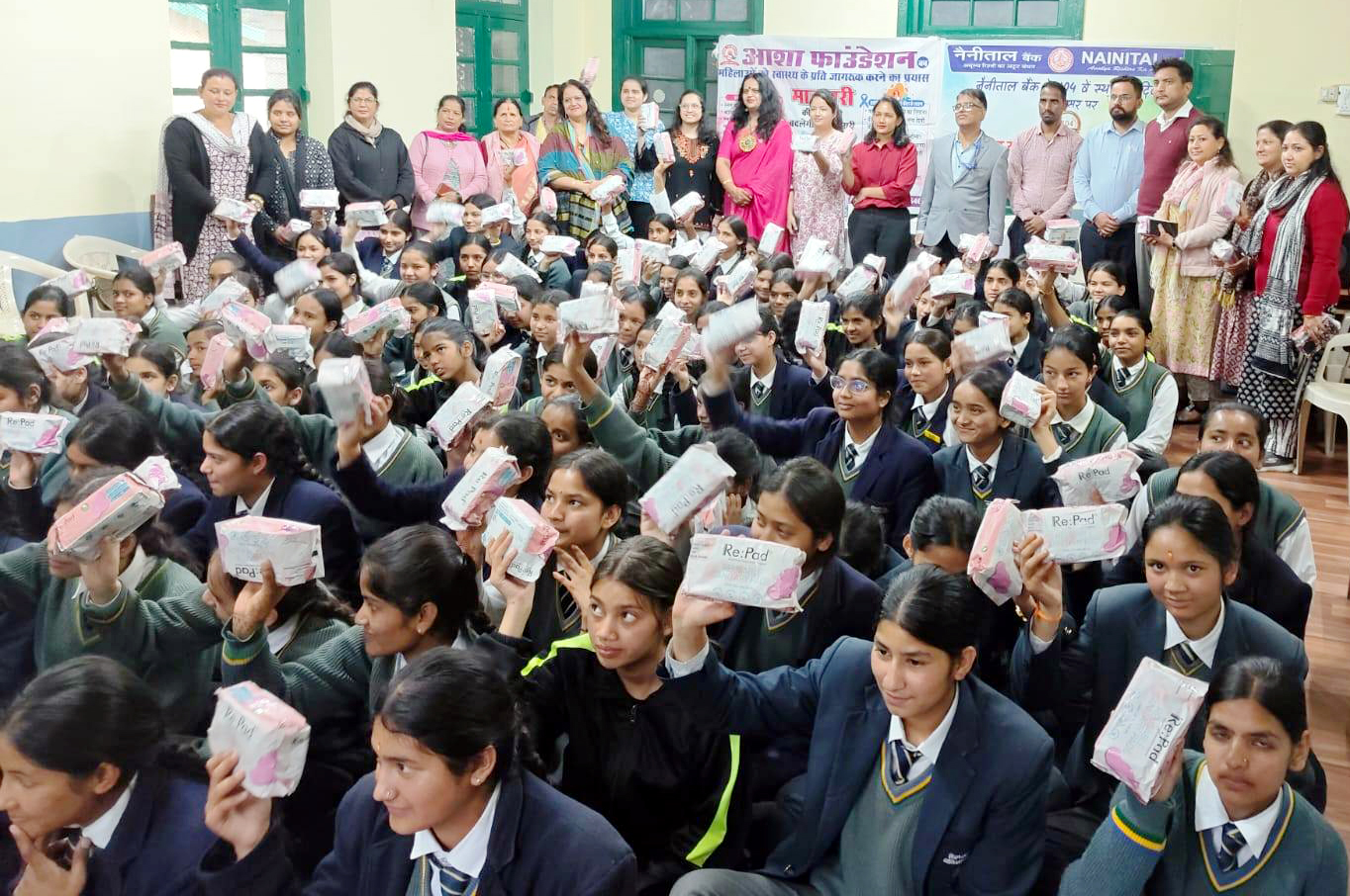 बालिका विद्या मंदिर में पुर्नउपयोगी पैड प्राप्त करने के बाद उत्साहित छात्राएं।