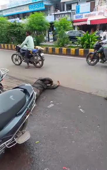 पत्रकार ने मल्हारगढ़ नगर परिषद में भ्रष्टाचार के खिलाफ सडक पर लोटन यात्रा कर जनसुनवाई में शिकायत की पत्रकार ने मल्हारगढ़ नगर परिषद में भ्रष्टाचार के खिलाफ सडक पर लोटन यात्रा कर जनसुनवाई में शिकायत की