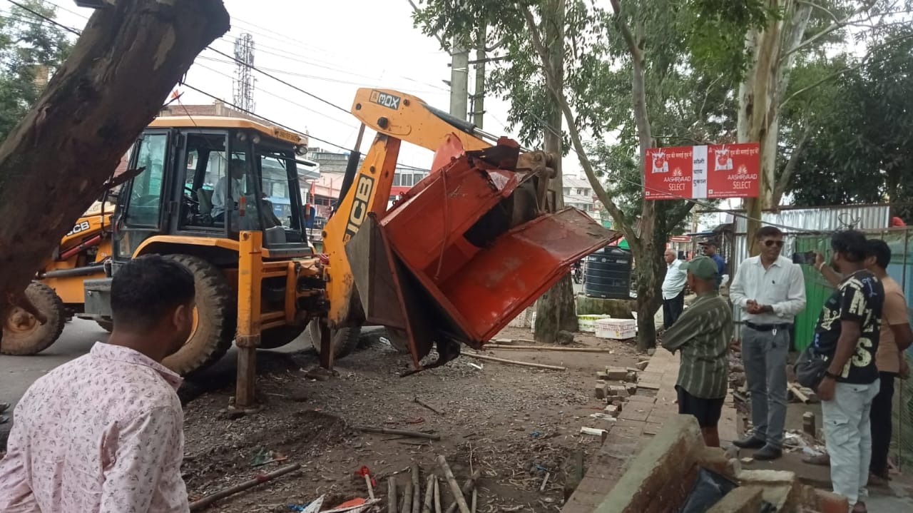 अतिक्रमण हटाते आरसीएम की टीम अतिक्रमण हटाते आरसीएम की टीम