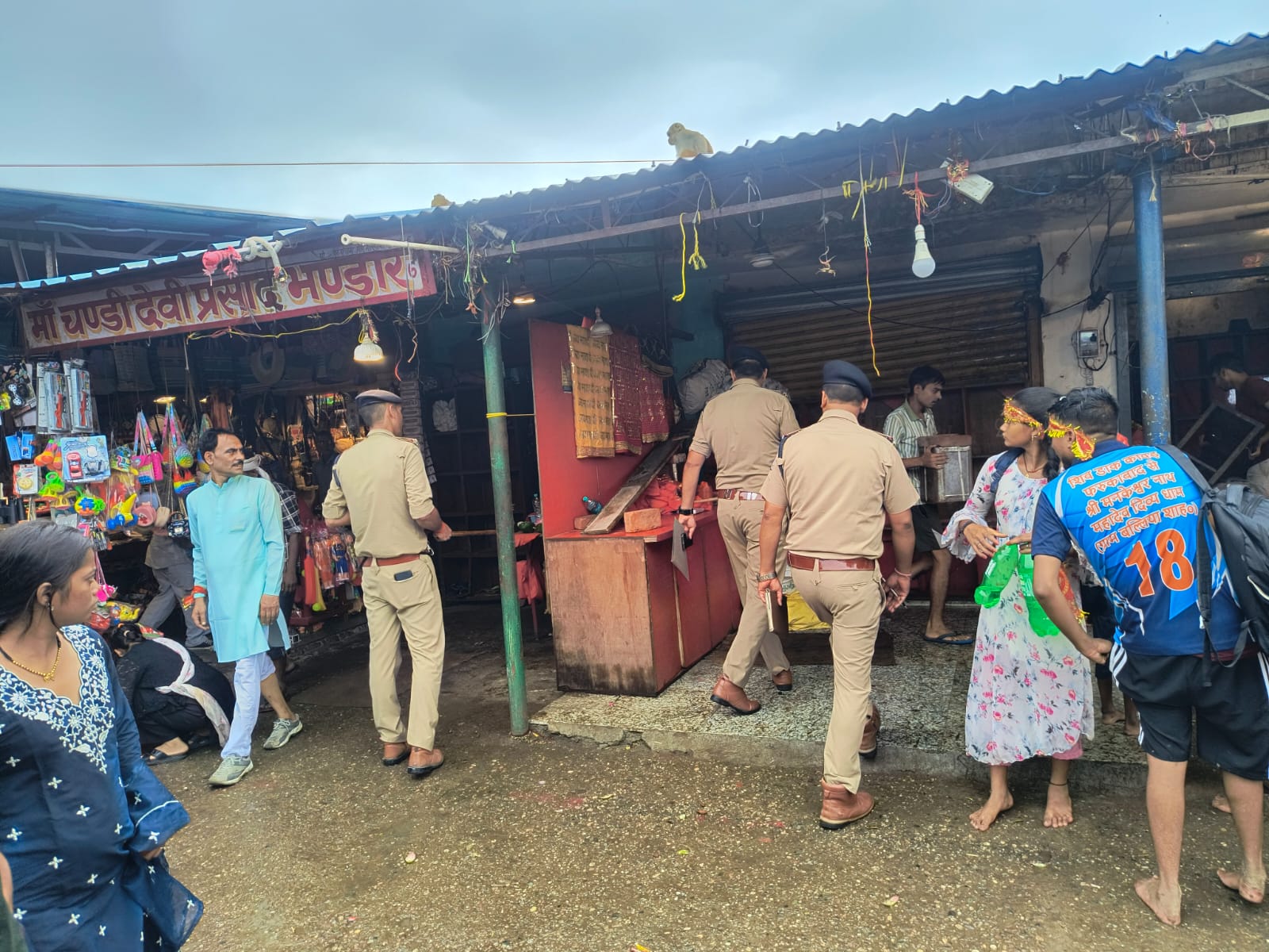 चंडी देवी मंदिर पर अतिक्रमण के खिलाफ कार्रवाई चंडी देवी मंदिर पर अतिक्रमण के खिलाफ कार्रवाई