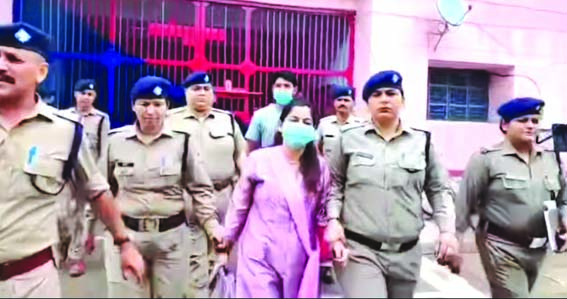 जेल से बाहर निकलती हुई आरोपित जेल से बाहर निकलती हुई आरोपित