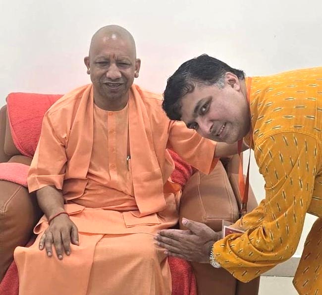 आशीर्वाद लेते आशीर्वाद लेते