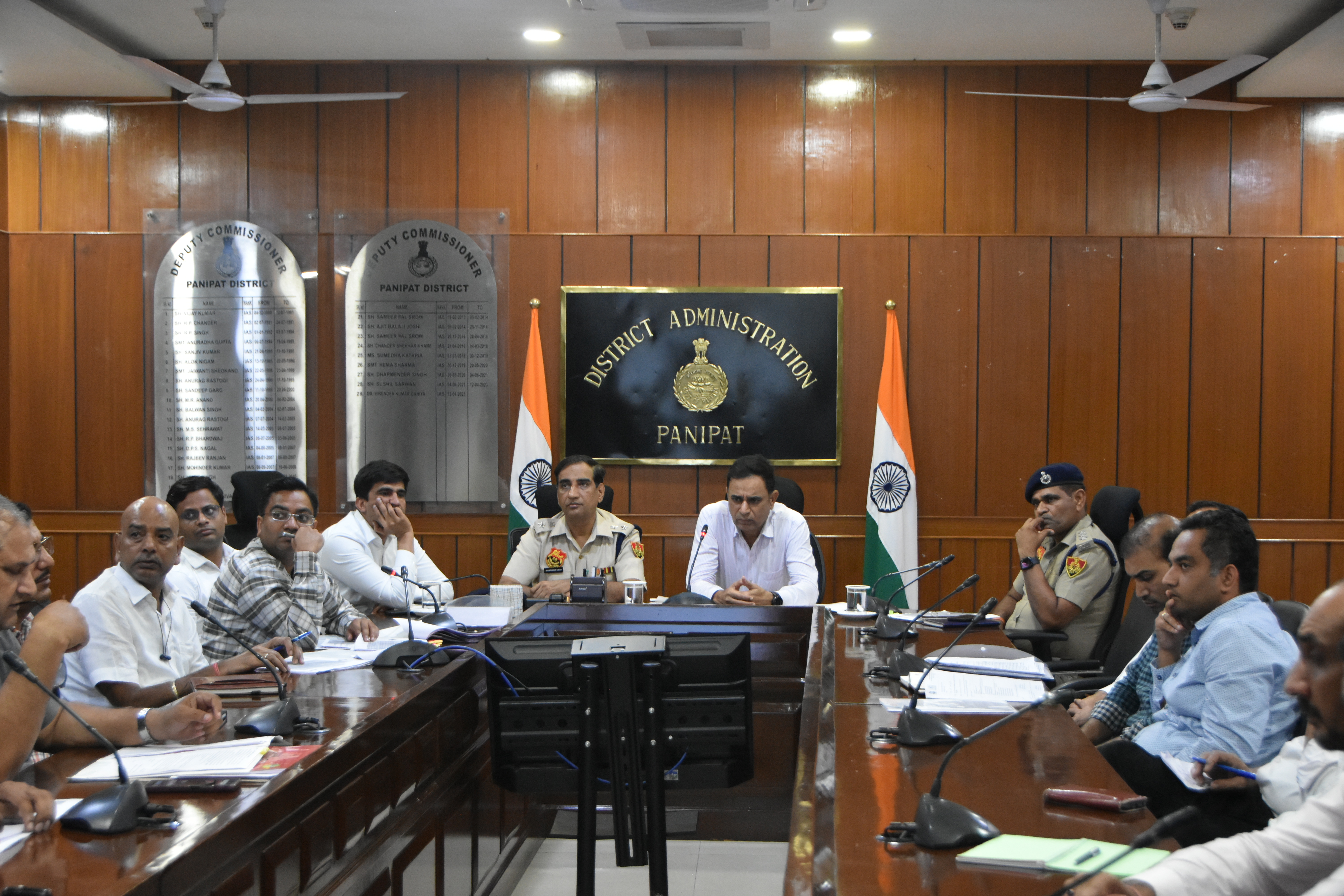 अधिकारियों की बैठक लेते उपायुक्त विरेंद्र कुमार दहिया व पुलिस अधीक्षक भूपेंद्र सिंह अधिकारियों की बैठक लेते उपायुक्त विरेंद्र कुमार दहिया व पुलिस अधीक्षक भूपेंद्र सिंह
