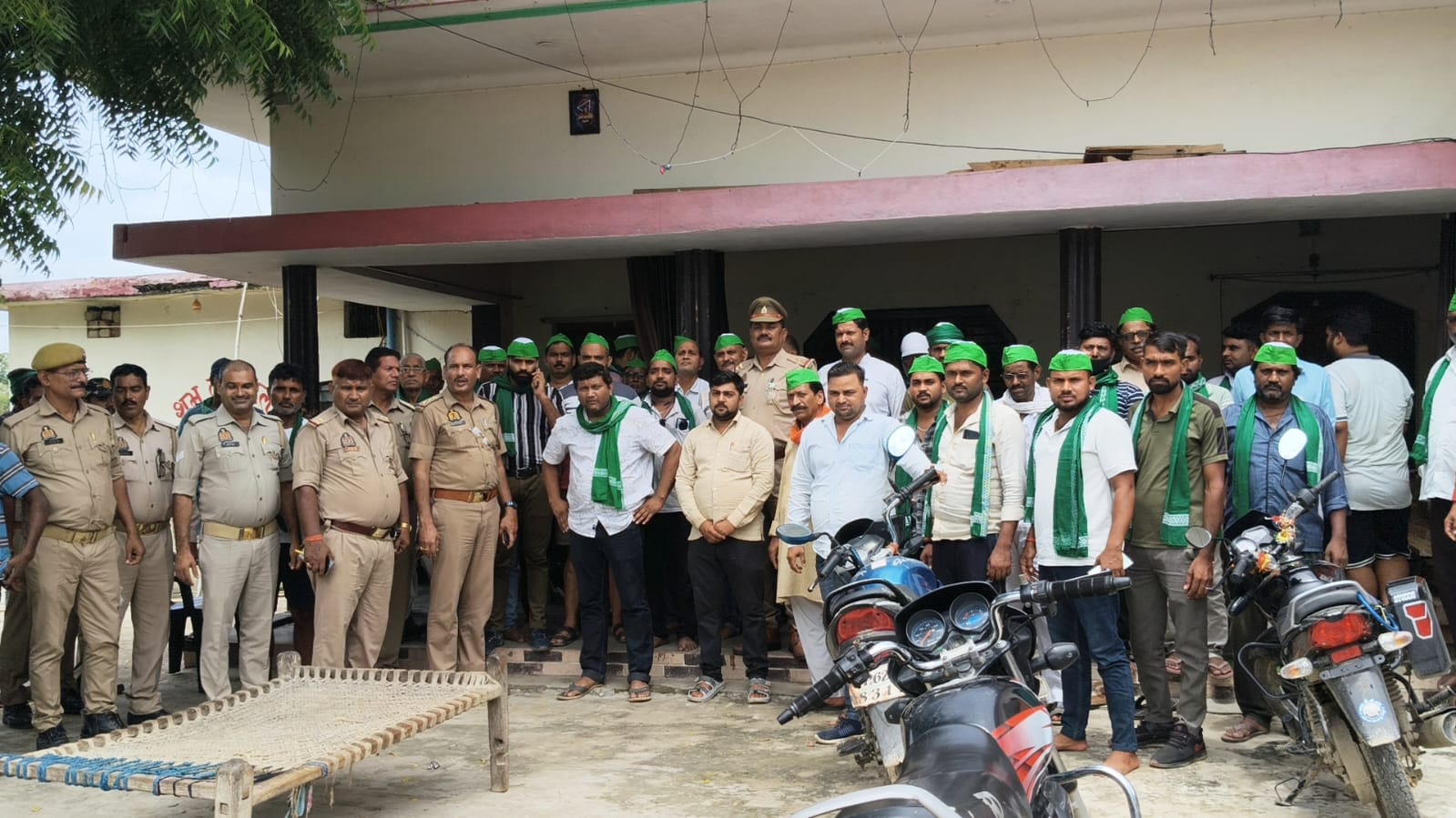 किसान नेता अजीत सिंह पुलिस अभिरक्षा में किसान नेता अजीत सिंह पुलिस अभिरक्षा में