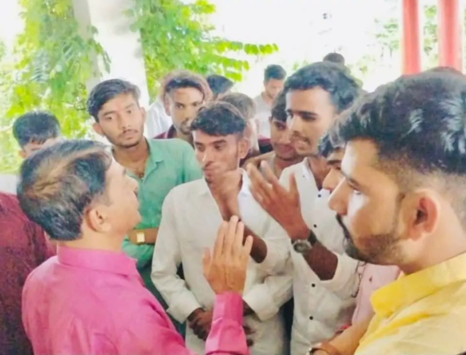 काॅलेज में किया विरोध प्रदर्शन, प्राचार्य को सौंपा ज्ञापन काॅलेज में किया विरोध प्रदर्शन, प्राचार्य को सौंपा ज्ञापन