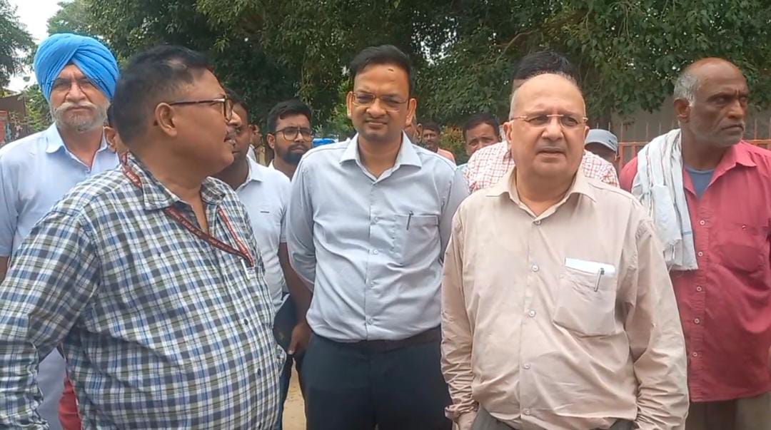 उत्तर रेलवे के डायरेक्टर एसके श्रीवास्तव जांच करते हुए। उत्तर रेलवे के डायरेक्टर एसके श्रीवास्तव जांच करते हुए।