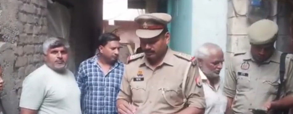 जांच पड़ताल करते हुए पुलिस जांच पड़ताल करते हुए पुलिस
