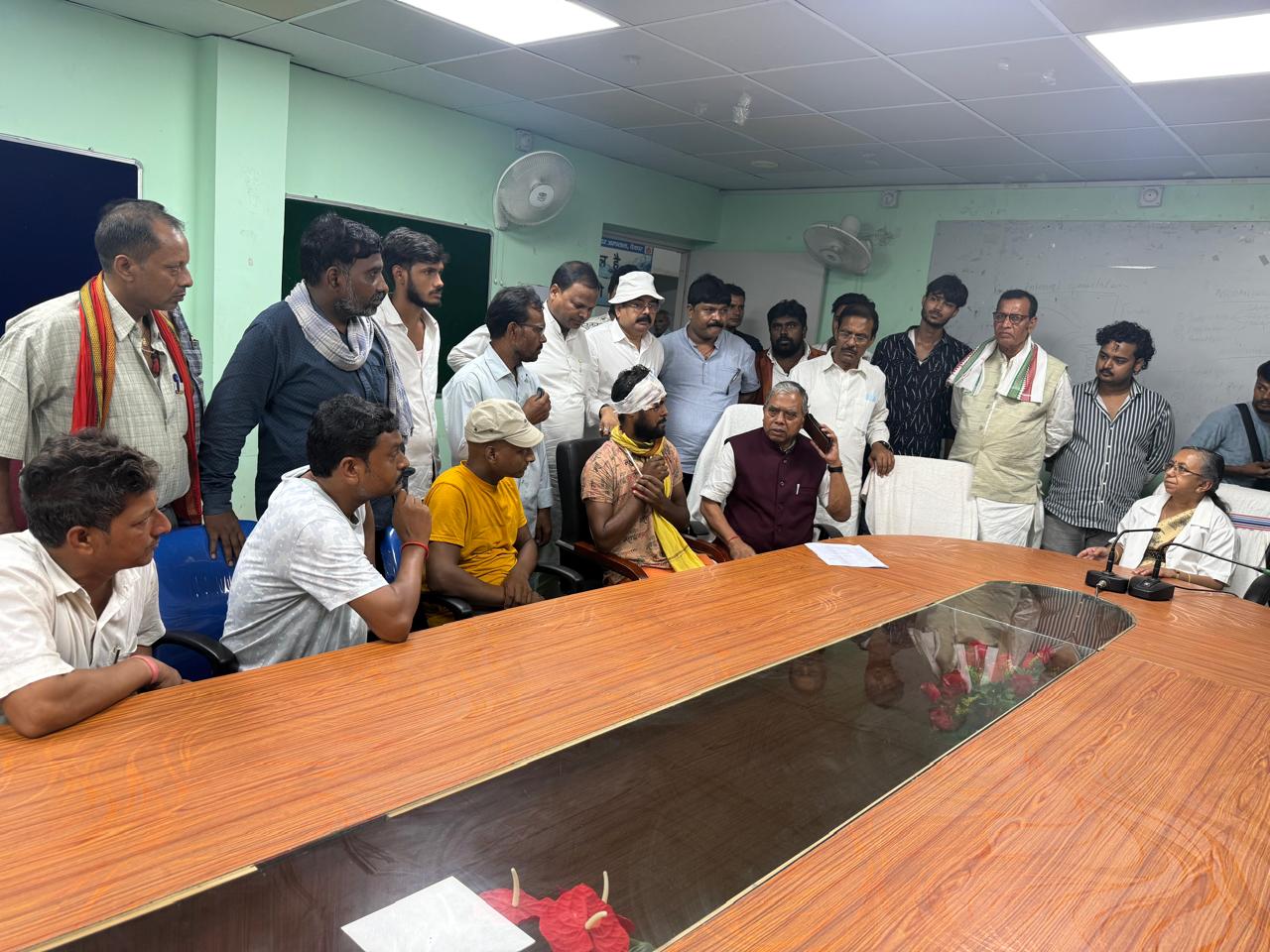 मृतकों के परिजनों से बातचीत करते प्रदेश कांग्रेस के अध्यक्ष मृतकों के परिजनों से बातचीत करते प्रदेश कांग्रेस के अध्यक्ष