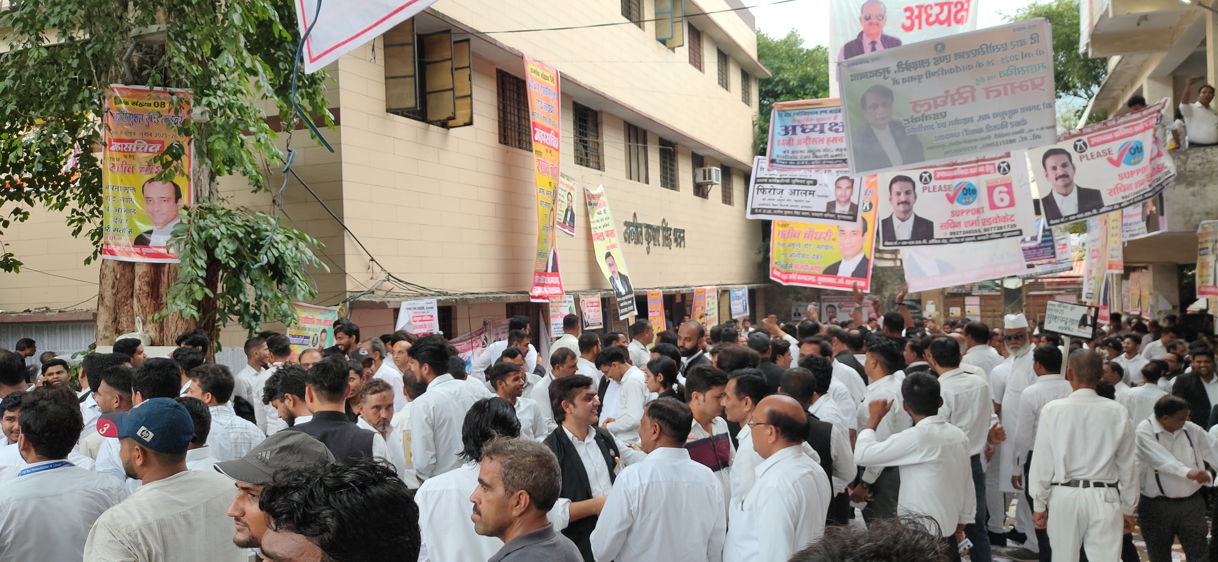 दि बार एसोसिएशन एंड लाइब्रेरी के वार्षिक चुनाव में मतदान के दौरान लगी अधिवक्ताओं की भीड़। दि बार एसोसिएशन एंड लाइब्रेरी के वार्षिक चुनाव में मतदान के दौरान लगी अधिवक्ताओं की भीड़।