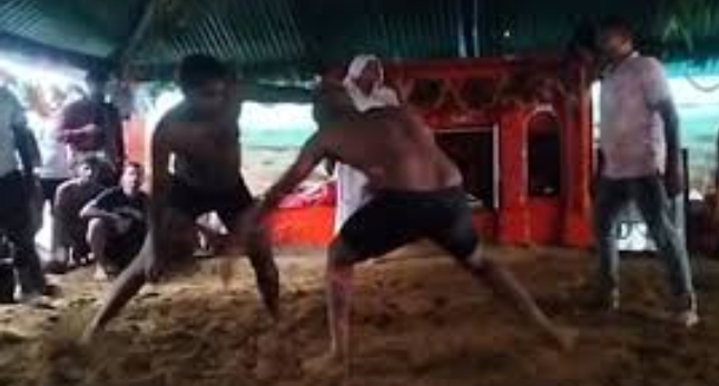 कुश्ती मुकाबले में प्रशिक्षित पहलवान (वीडियो से ली गई फोटो) कुश्ती मुकाबले में प्रशिक्षित पहलवान (वीडियो से ली गई फोटो)