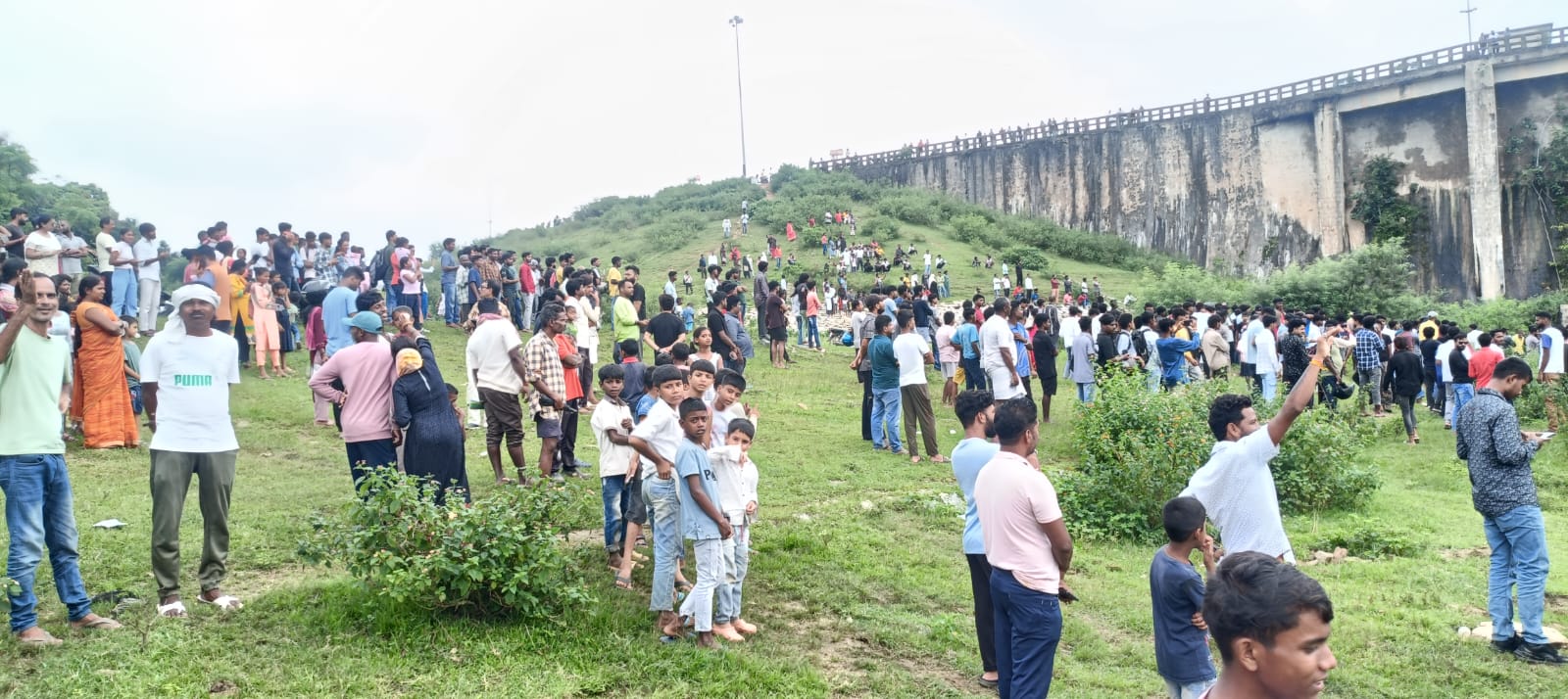 फाटक के ऊपर जुटी भीड़ फाटक के ऊपर जुटी भीड़