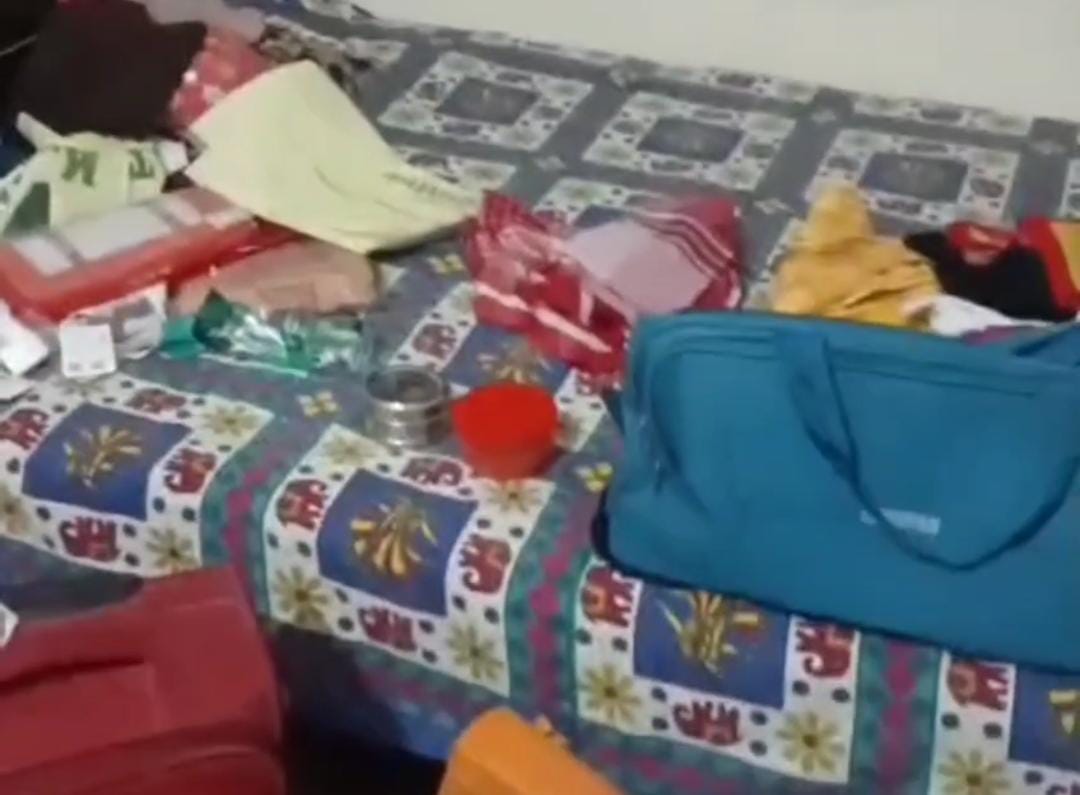 बिखरा हुआ सामान बिखरा हुआ सामान