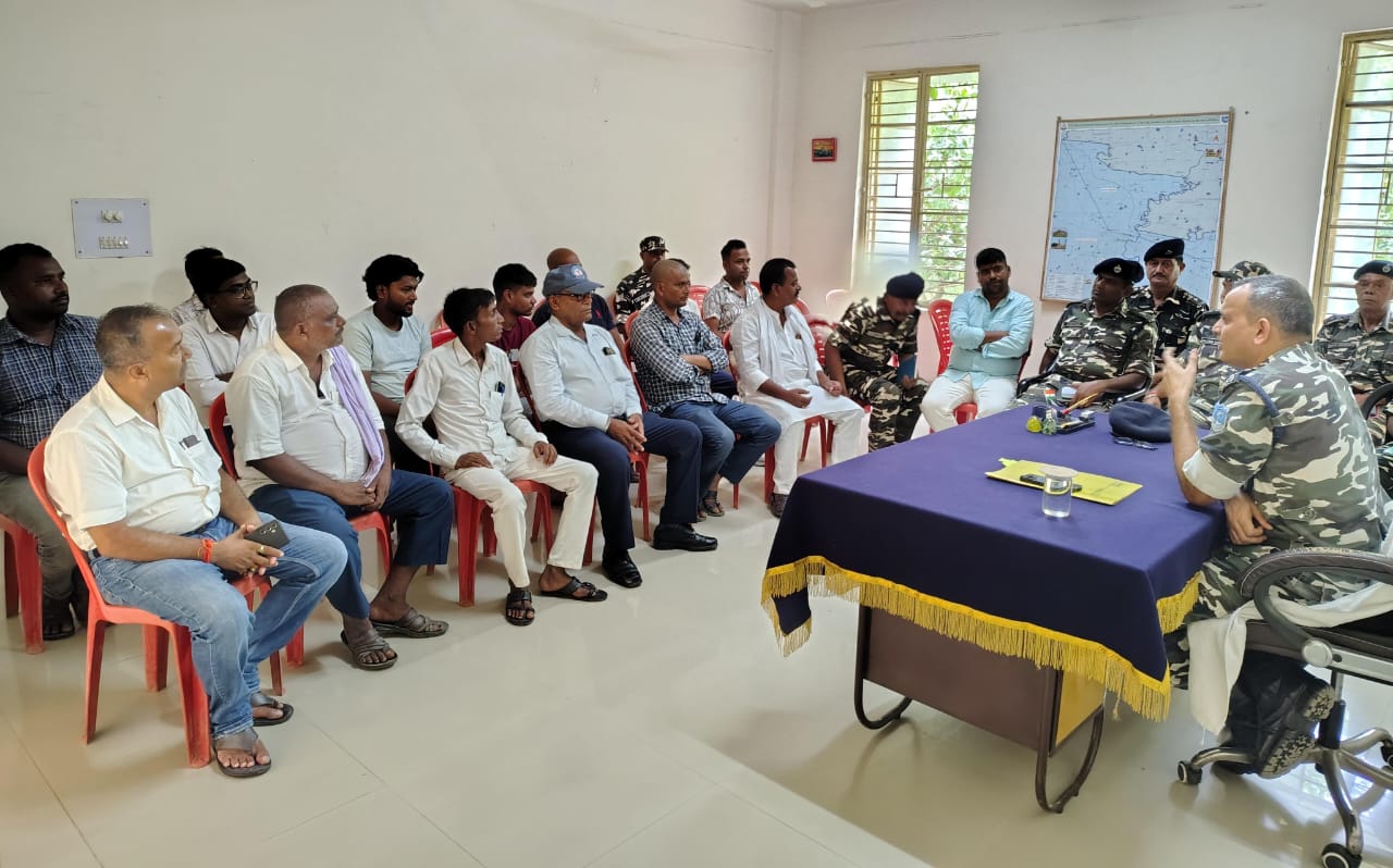 ग्रामीणो और जनप्रतिनिधियो के साथ बैठक करते कमांडेट ग्रामीणो और जनप्रतिनिधियो के साथ बैठक करते कमांडेट