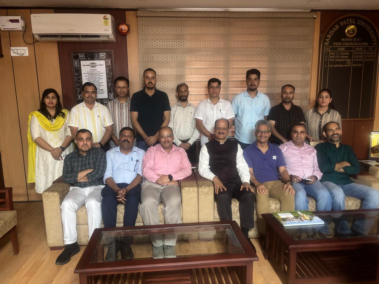 एसपीयू के नए सत्र के शुभारंभ पर स्टाफ के साथ कुलपति एसपीयू के नए सत्र के शुभारंभ पर स्टाफ के साथ कुलपति