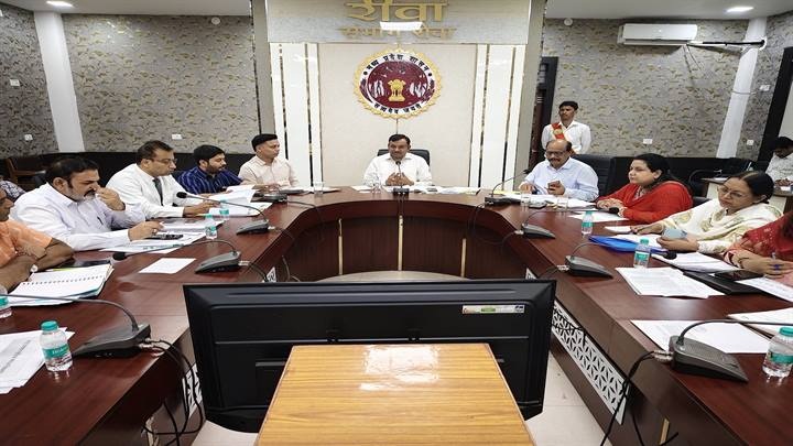 एक पेड़ माँ के नाम तथा सीएम हेल्पलाइन के प्रकरणों की समीक्षा