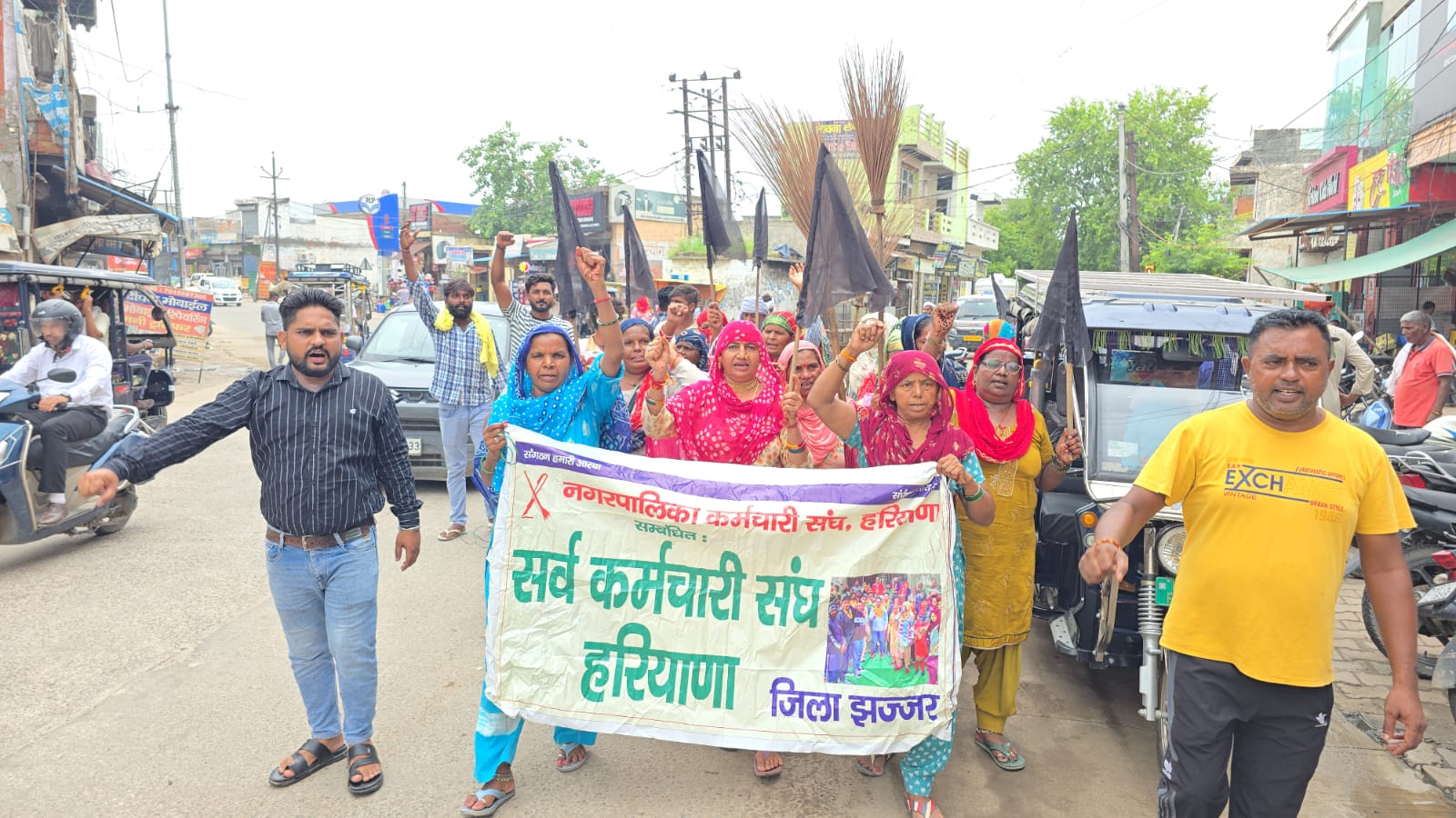 झज्जर शहर में प्रदर्शन करते नगर परिषद के सफाई कर्मचारी। झज्जर शहर में प्रदर्शन करते नगर परिषद के सफाई कर्मचारी।