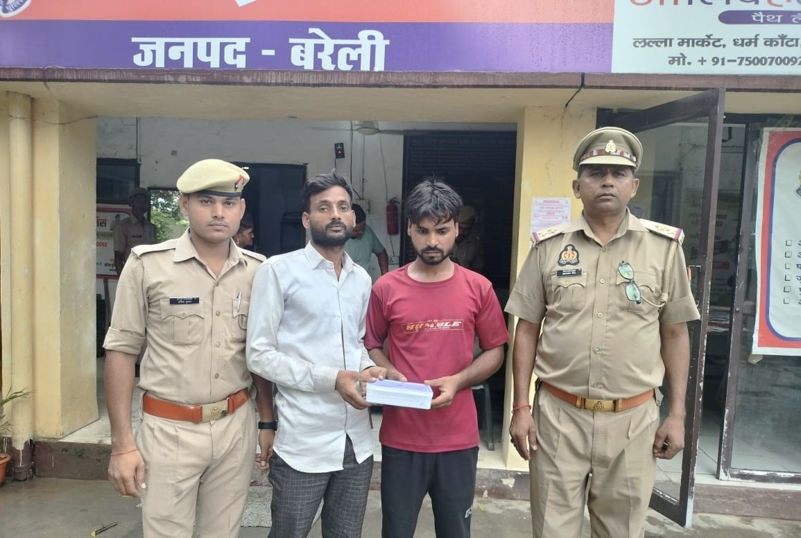 मोबाइल के साथ आरोपी। मोबाइल के साथ आरोपी।