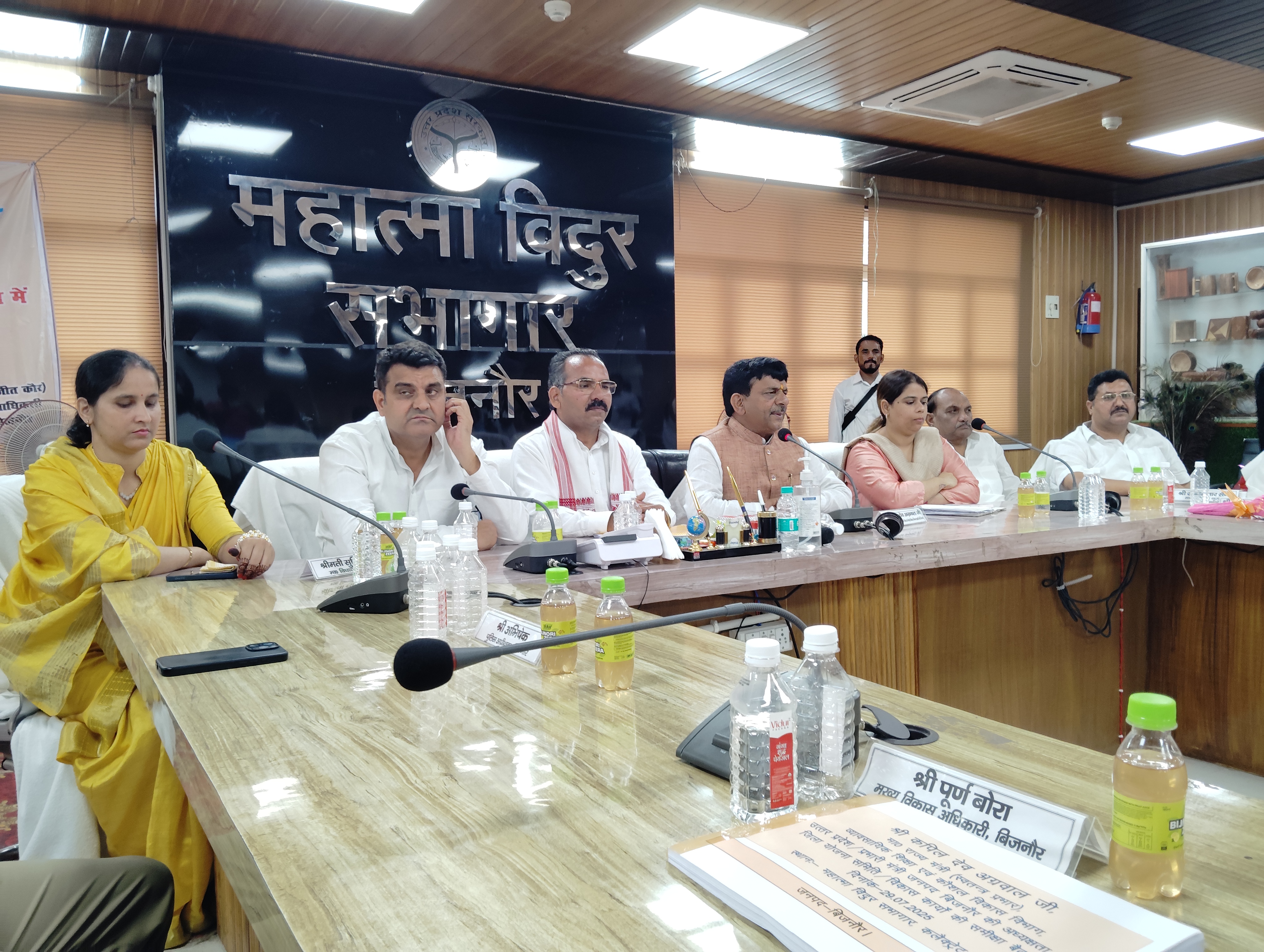 प्रेस से वार्ता करते हुए राज्य मंत्री प्रेस से वार्ता करते हुए राज्य मंत्री