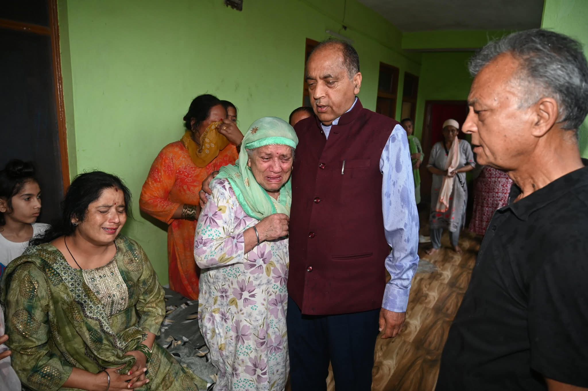 पूर्व पार्षद कृष्णा के घर पर सांत्वना देते हुए जयराम ठाकुर व अनिल शर्मा। पूर्व पार्षद कृष्णा के घर पर सांत्वना देते हुए जयराम ठाकुर व अनिल शर्मा।