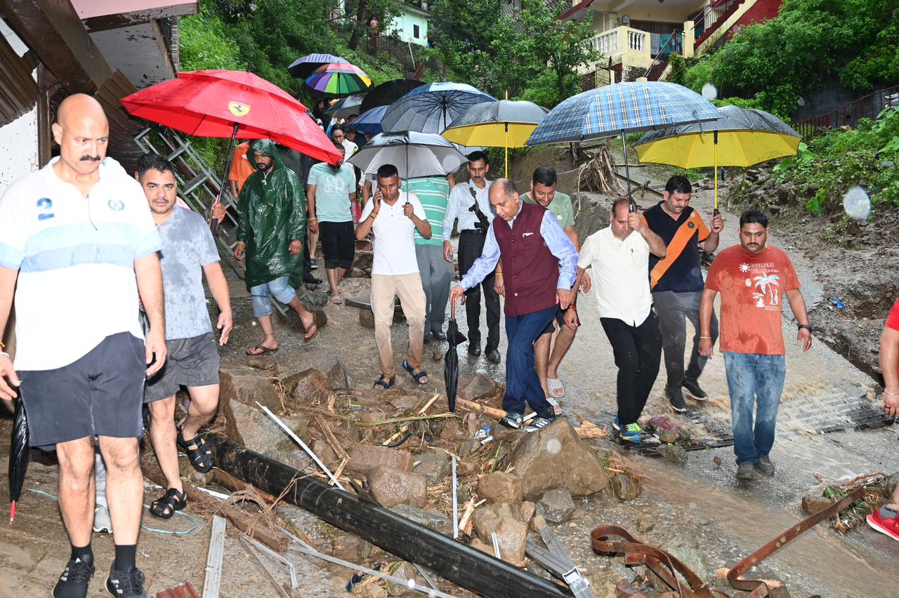 जयराम ठाकुर स्थानीय नेताओं के साथ जयराम ठाकुर स्थानीय नेताओं के साथ