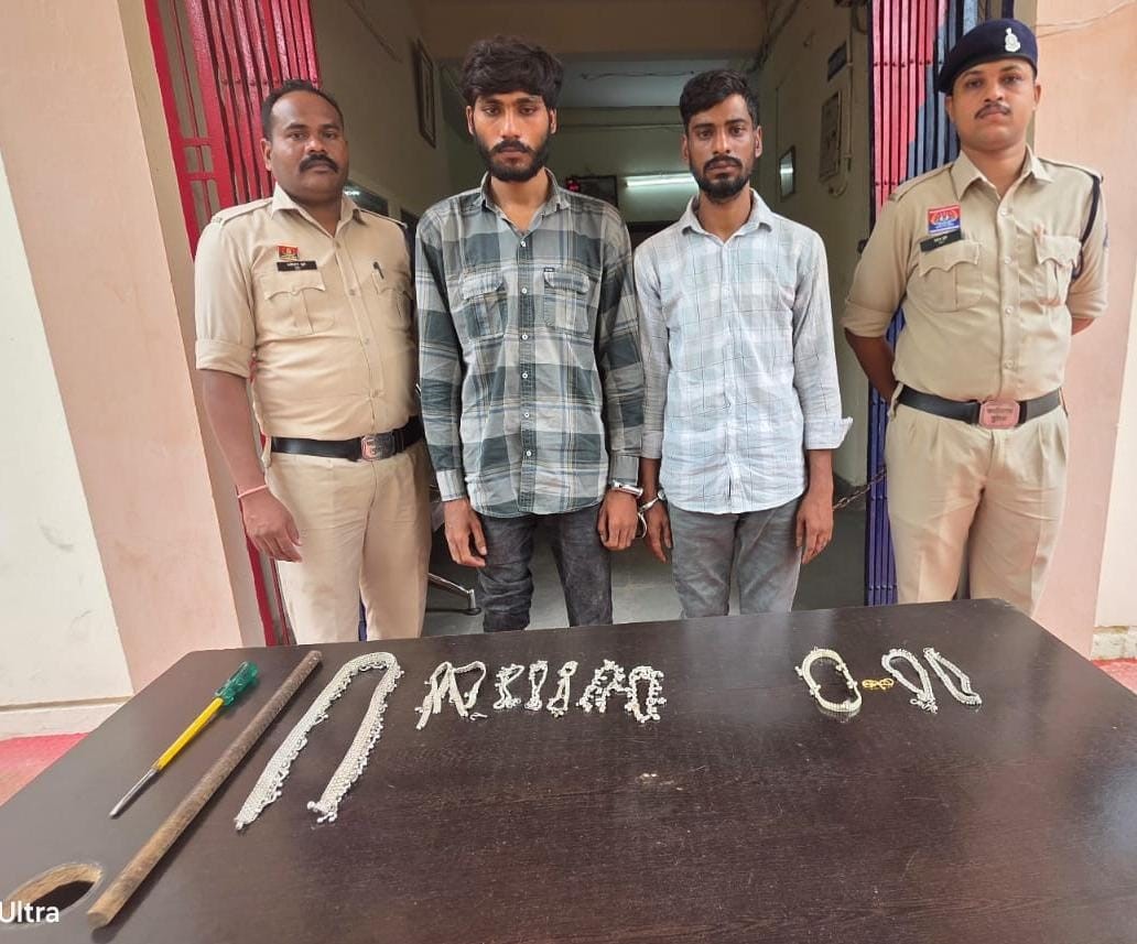 सोने-चांदी के जेवरात के साथ गिरफ्तार यूपी के दो आरोपित। सोने-चांदी के जेवरात के साथ गिरफ्तार यूपी के दो आरोपित।