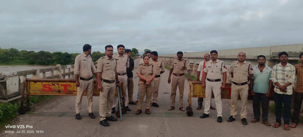 दमोह-व्यारमा नदी पर बना पुल छतिग्रस्त घोषित कलेक्टर ने बताये वैकल्पिक मार्ग दमोह-व्यारमा नदी पर बना पुल छतिग्रस्त घोषित कलेक्टर ने बताये वैकल्पिक मार्ग