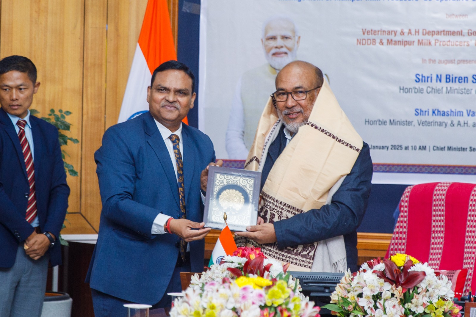 मणिपुर दुग्ध उत्पादक संघ के स्थानांतरण के लिए त्रिपक्षीय समझौता ज्ञापन पर हस्ताक्षर करते हुए मुख्यमंत्री एन बीरेन सिंह। मणिपुर दुग्ध उत्पादक संघ के स्थानांतरण के लिए त्रिपक्षीय समझौता ज्ञापन पर हस्ताक्षर करते हुए मुख्यमंत्री एन बीरेन सिंह।